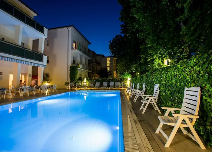 فندق Athena تّشيرفييا